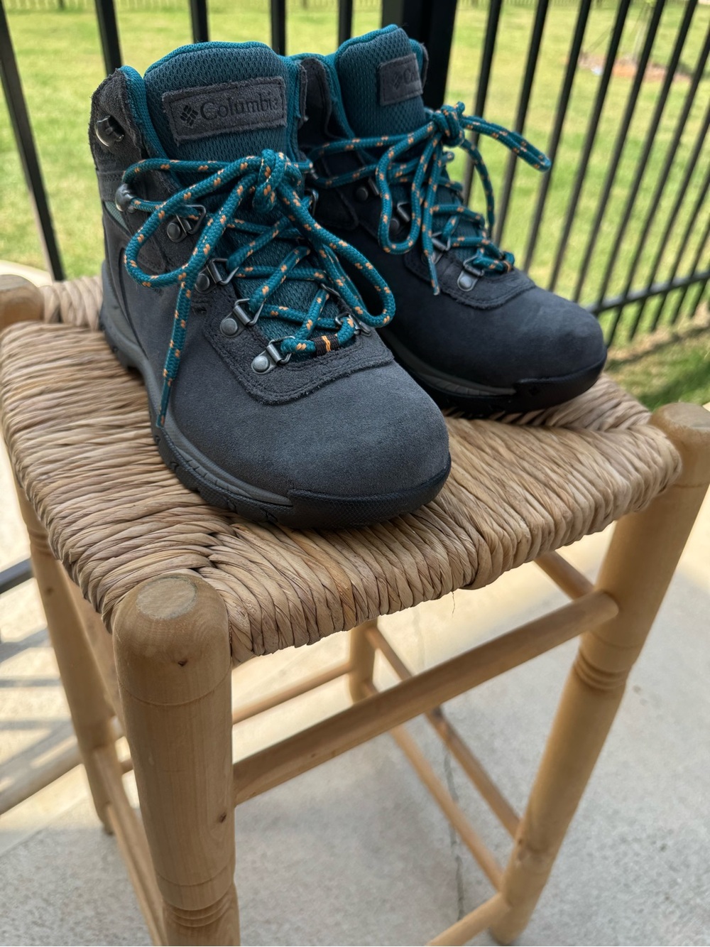Columbia Women’s Newton Ridge Teal and Gray Hiking Boots Size 6 Waterproof